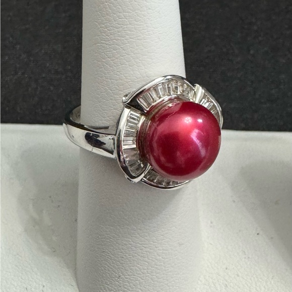 925 Silver Red Pearl Ring Accented w/ CZ Baguettes surrounding the Pearl Top. - Picture 2 of 10